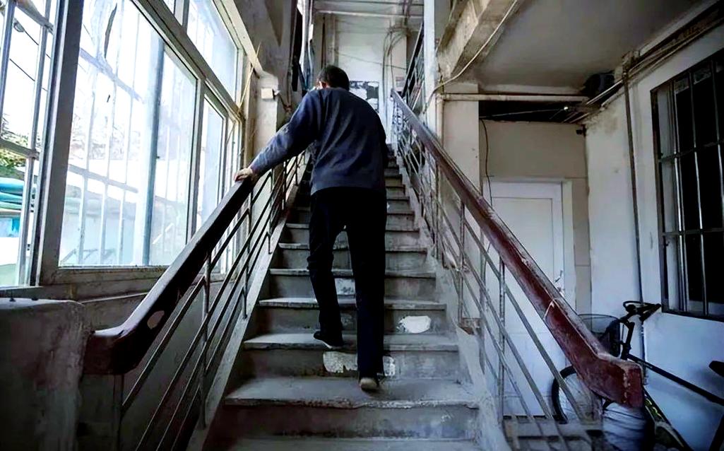 2025年正版资料免费大全和老人自制电梯上5楼与老人自制电梯上5楼视频